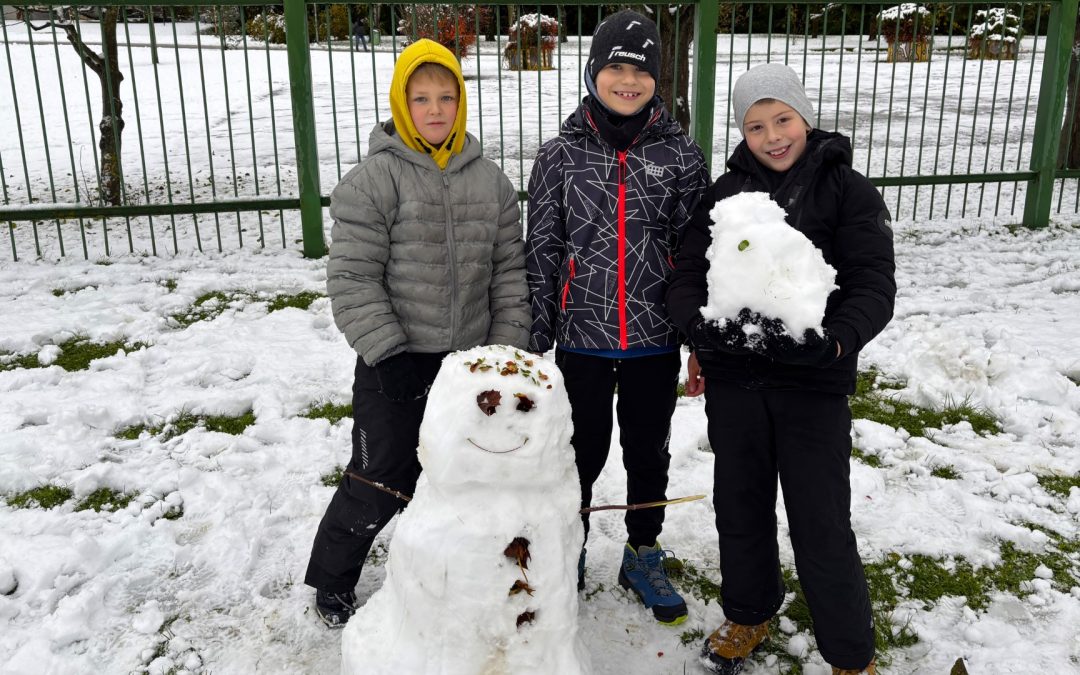 Četrtošolci so danes uživali ob prvem letošnjem snegu