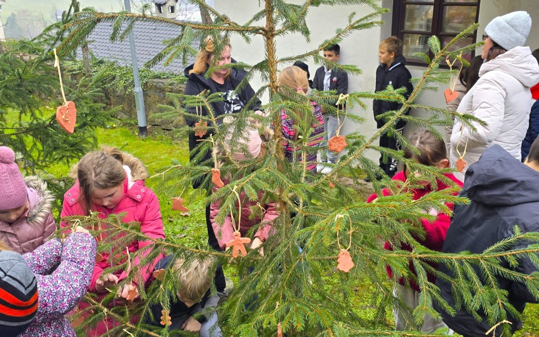 Tretješolci so na gradu krasili smrečico