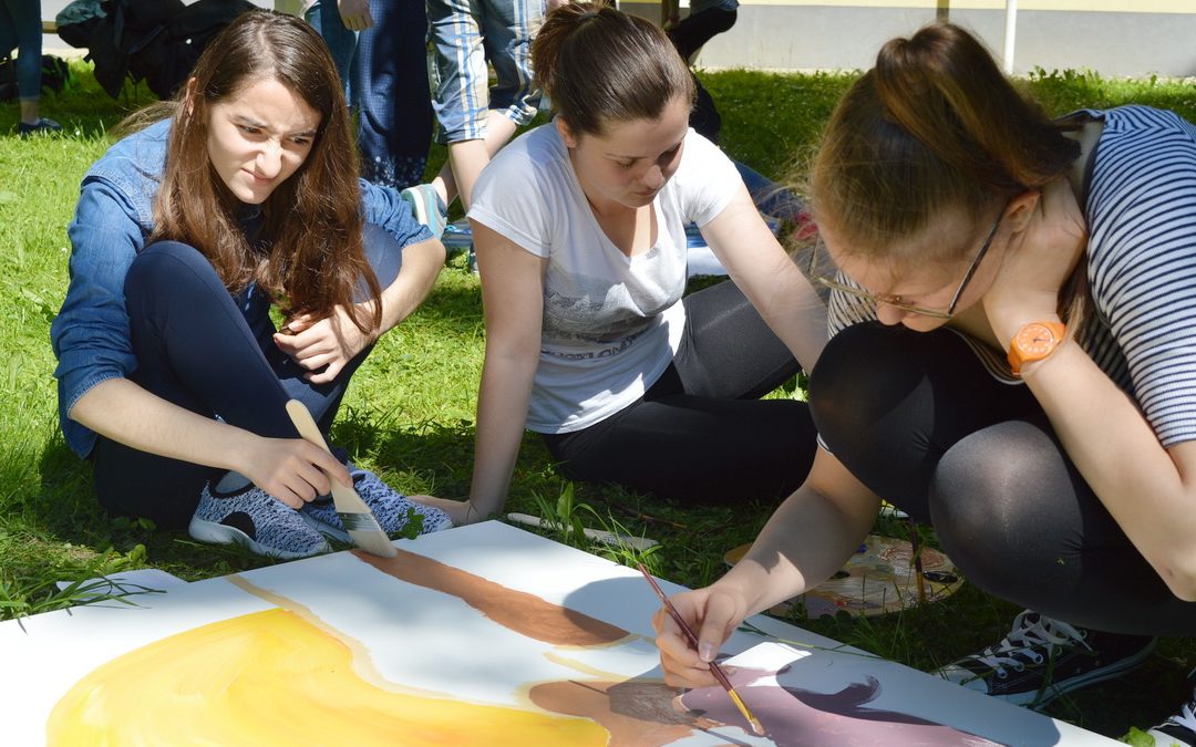 Učenke izbirnega predmeta likovno snovanje na delavnici pred Gimnazijo