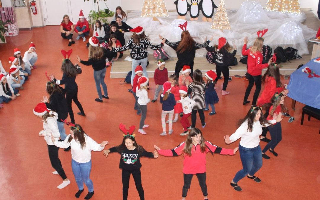 Božični plesi v avli šole